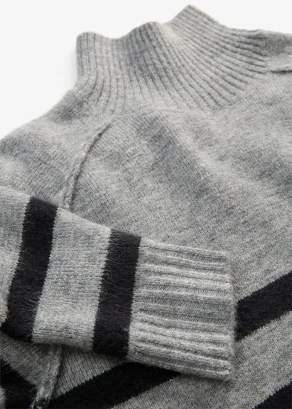 Stickad polotr&ouml;ja i ledig modell, bonprix