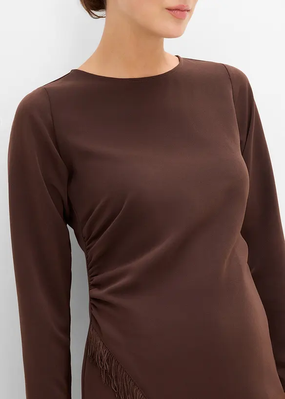 Mellanl&aring;ng kl&auml;nning med asymmetrisk nederkant och fransar, bonprix