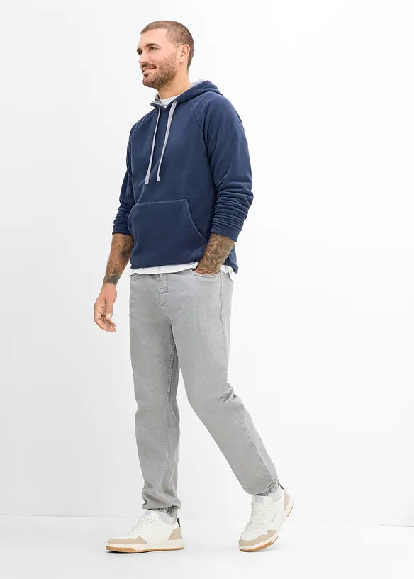 Dra p&aring;-byxa av bomullstwill i Relaxed Fit med Tapered ben, bonprix
