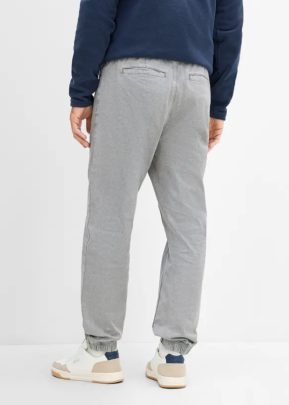Dra p&aring;-byxa av bomullstwill i Relaxed Fit med Tapered ben, bonprix