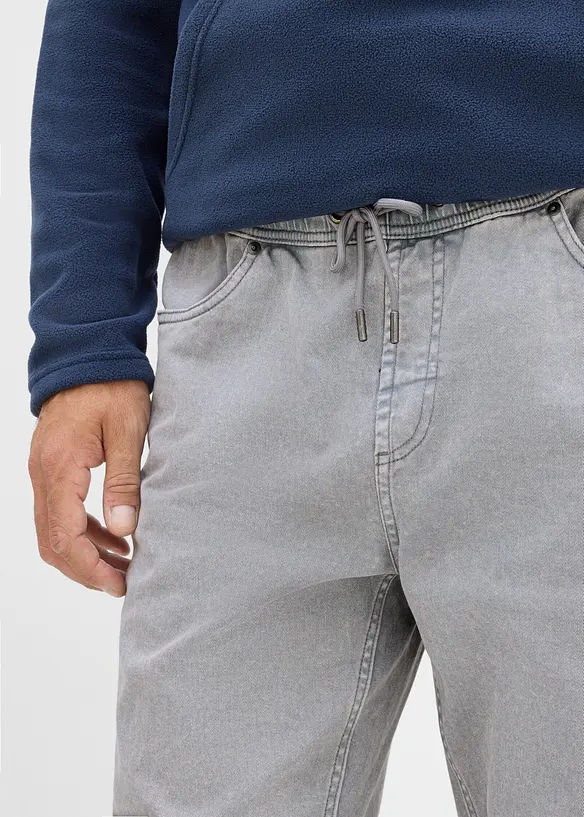 Dra p&aring;-byxa av bomullstwill i Relaxed Fit med Tapered ben, bonprix