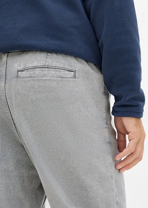 Dra p&aring;-byxa av bomullstwill i Relaxed Fit med Tapered ben, bonprix