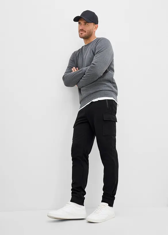 V&auml;rmande joggingbyxa med cargofickor och Regular Fit, bonprix
