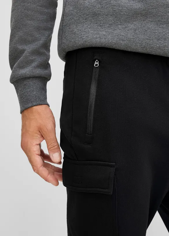 V&auml;rmande joggingbyxa med cargofickor och Regular Fit, bonprix
