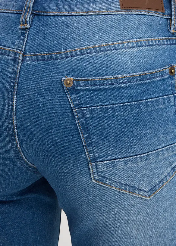 Stretchiga jeansshorts med f&auml;rgade, uppvikta benslut, bonprix